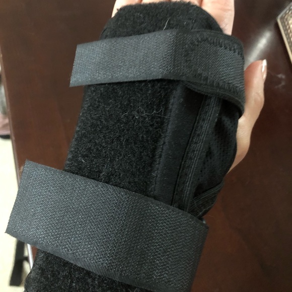 Left Night wrist splint, quality fabric and support. 2 adjustable Velcro straps - Picture 4 of 7